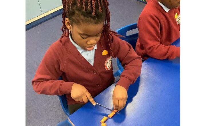 Image of We then focused on the skills part of our DT week. This afternoon, we have been learning the skill of cutting and how to do it safely. This will make sure that when we cut the ingredients of our salads carefully.